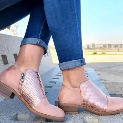 Botines rosados con textura de serpiente - miniatura 1
