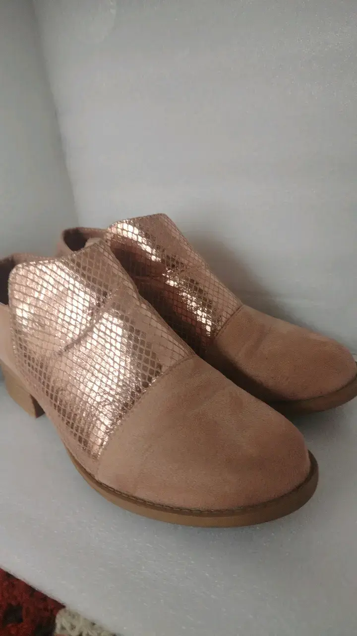 Botines rosados con textura de serpiente - 3