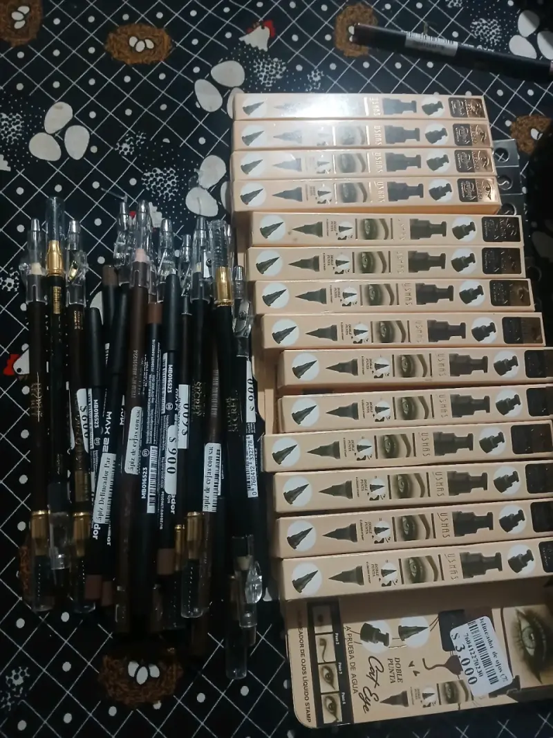 Set de delineadores y lápices para ojos