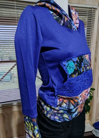 Polerón azul con capucha y estampado floral - miniatura 1