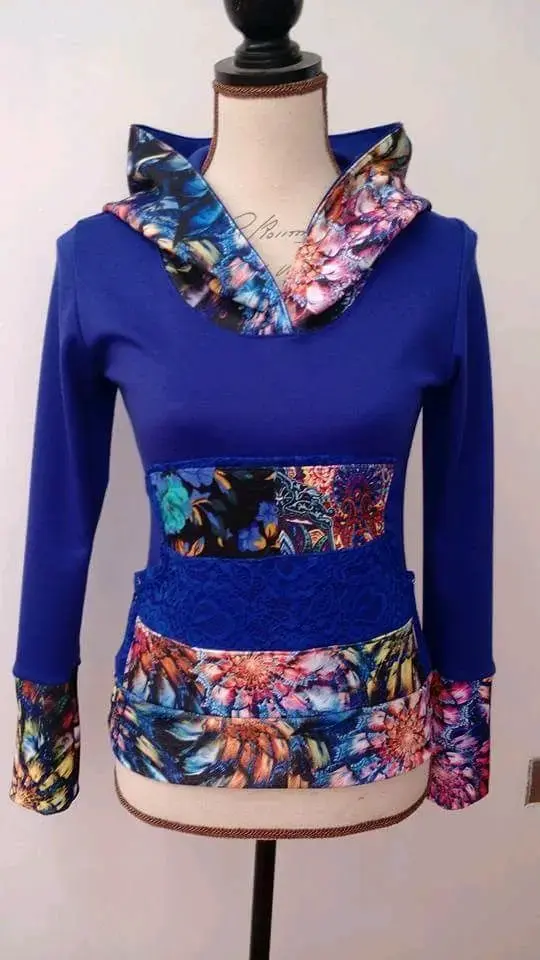 Polerón azul con capucha y estampado floral - 2
