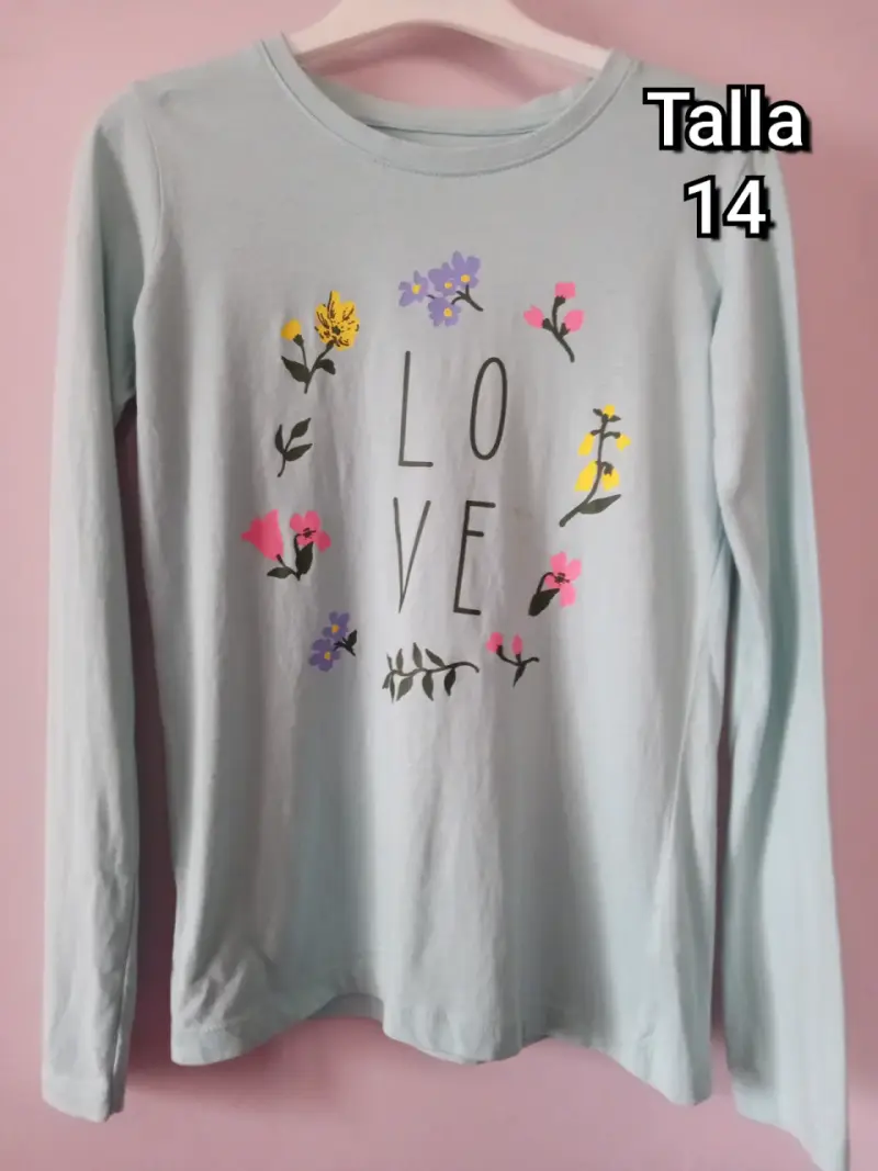 Polera manga larga con diseño floral