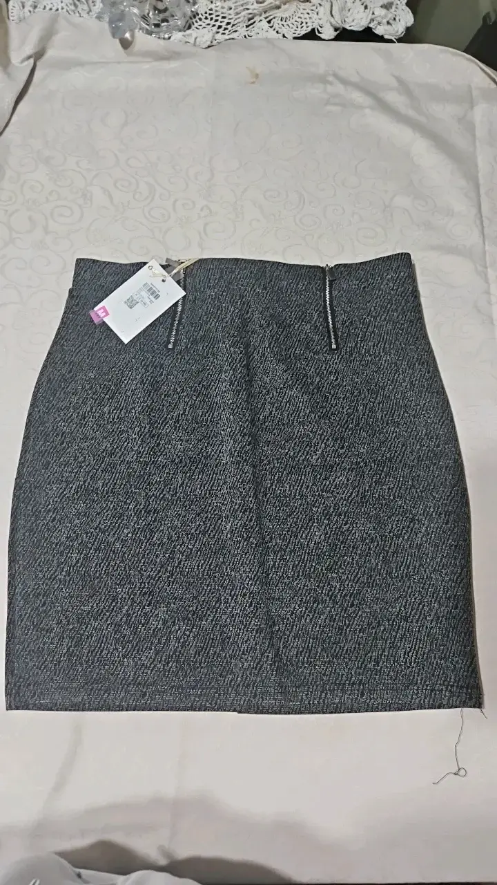 Falda gris con cierres decorativos - 1