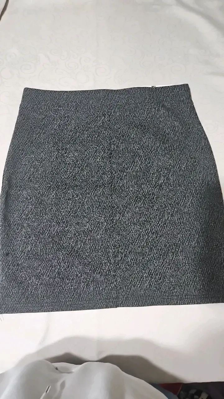 Falda gris con cierres decorativos - 2
