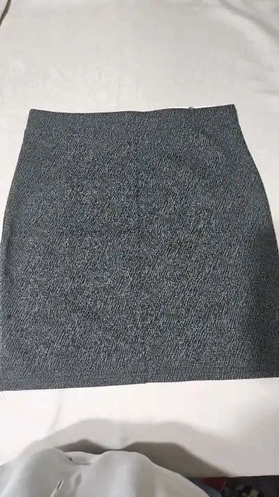 Falda gris con cierres decorativos - miniatura 2