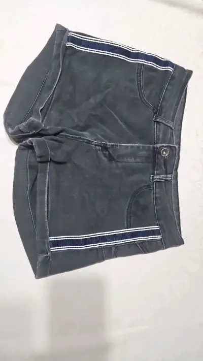Shorts de mezclilla azul con rayas - miniatura 1