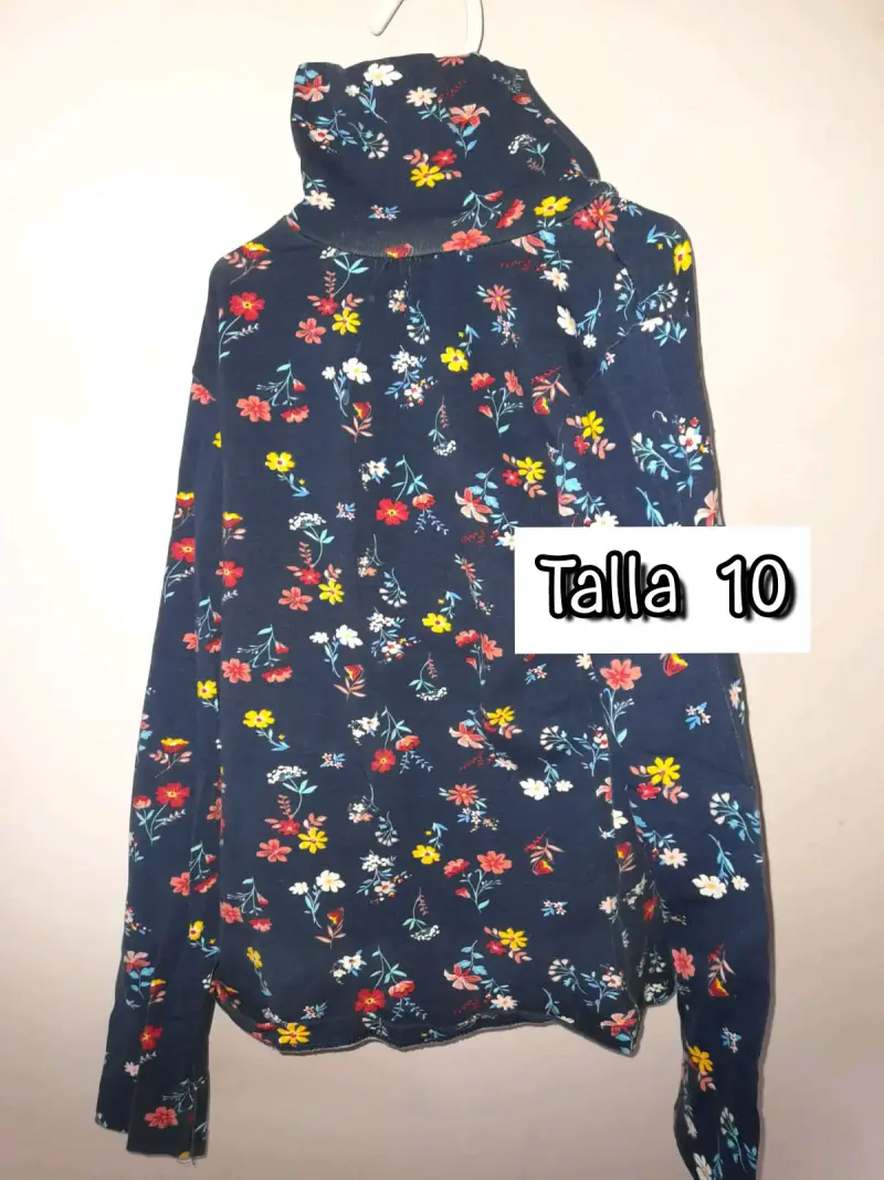 Polerón floral con cuello alto talla 10