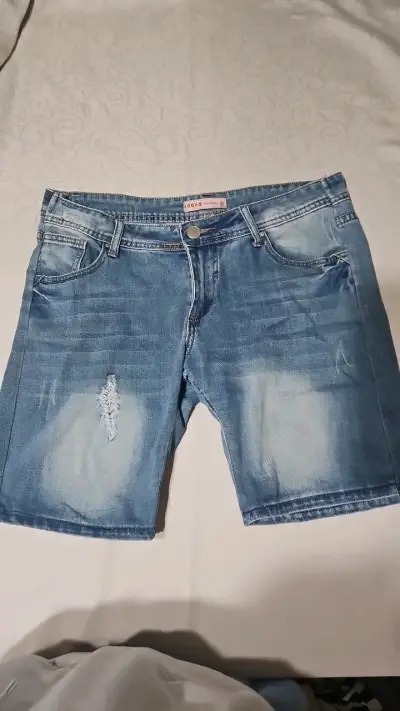 Shorts de mezclilla desgastados para hombre - miniatura 1