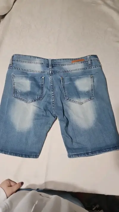 Shorts de mezclilla desgastados para hombre - miniatura 2