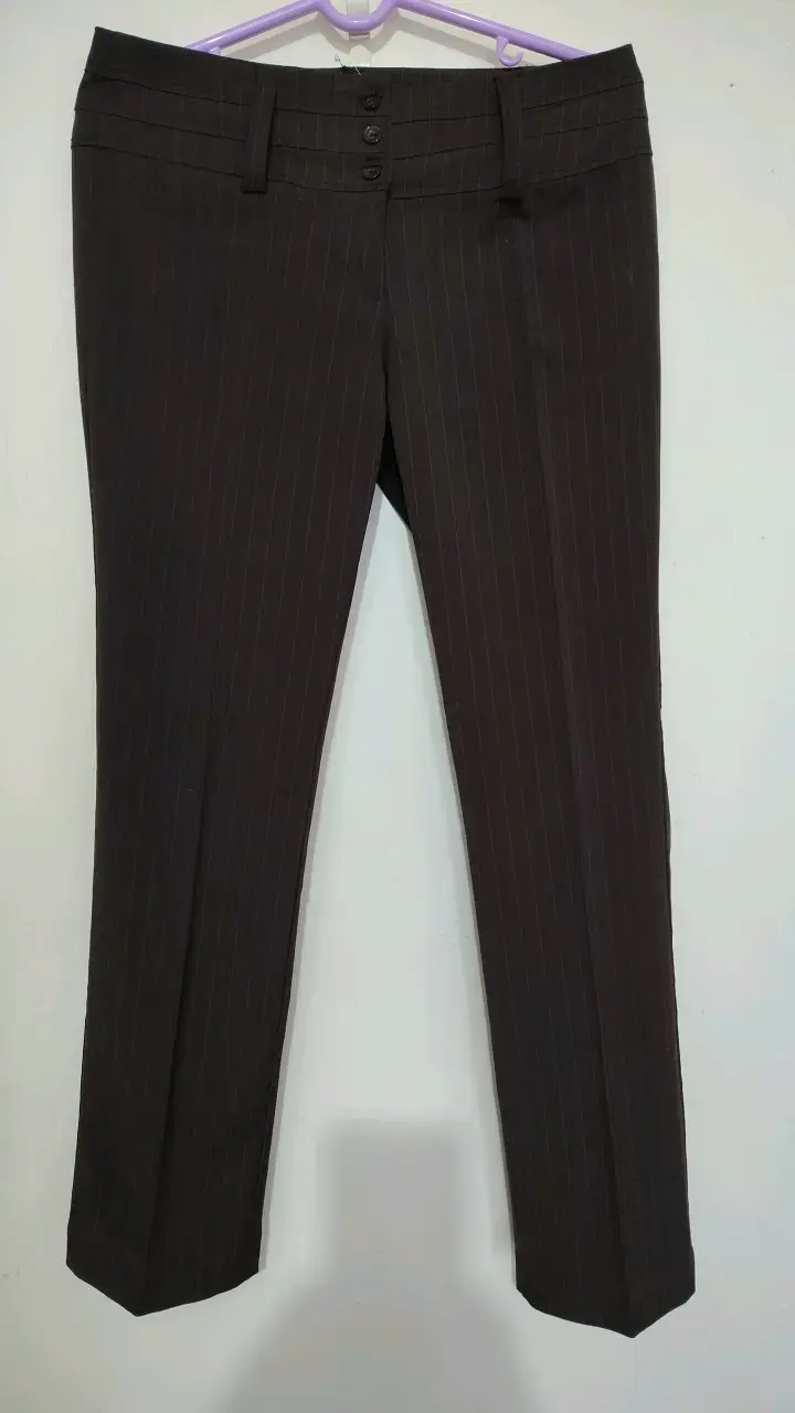 Pantalones de vestir rayados marrones