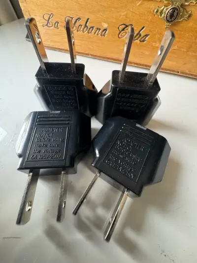 Adaptadores de enchufe eléctricos universales - miniatura 1