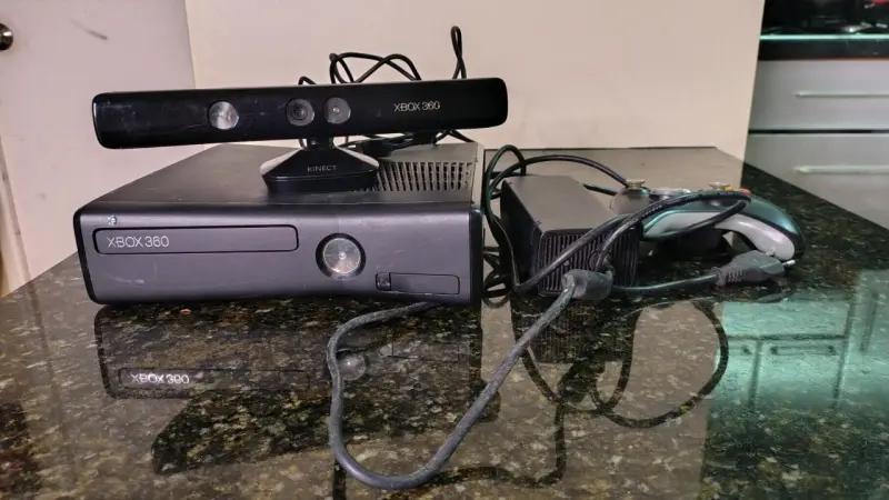 Consola Xbox 360 con Kinect y accesorios - 1