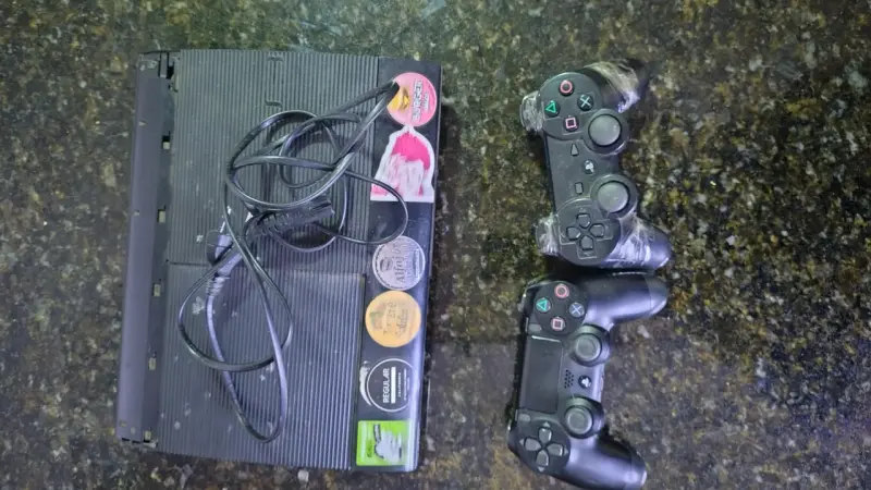 Consola PlayStation 3 con dos controles