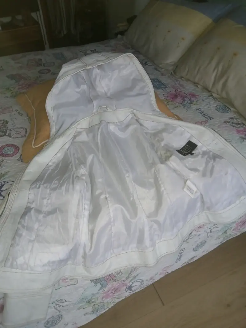 Chaqueta blanca de cuero con capucha y bolsillos - 6