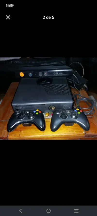 Consola Xbox 360 con Kinect y dos controles - miniatura 1
