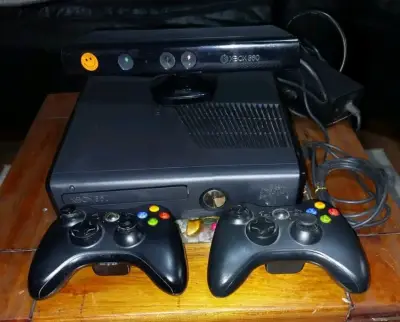Consola Xbox 360 con Kinect y dos controles - miniatura 2