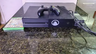 Consola Xbox One con control y juego GTA V - miniatura 1