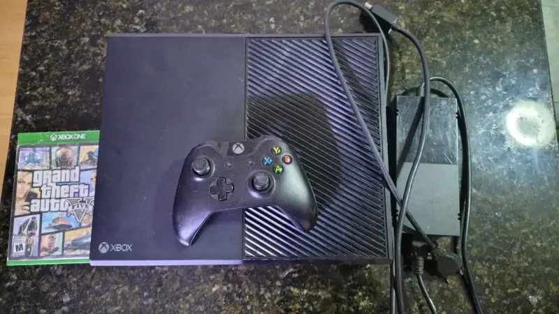 Consola Xbox One con control y juego GTA V - 2