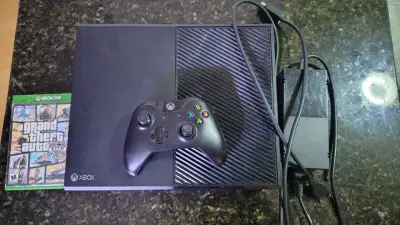 Consola Xbox One con control y juego GTA V - miniatura 2