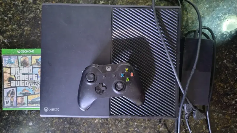 Consola Xbox One con control y juego GTA V - 3
