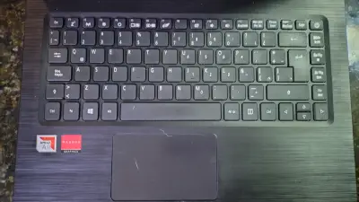 Laptop con procesador AMD A9 y gráficos Radeon - miniatura 1