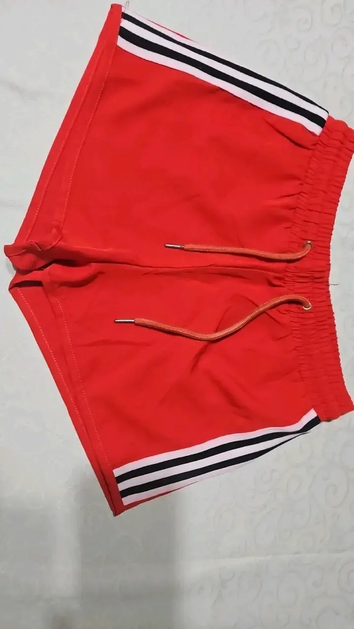 Shorts deportivos rojos con rayas - 1