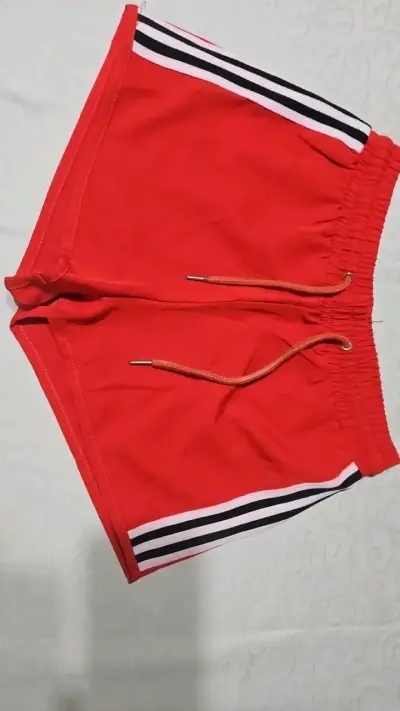 Shorts deportivos rojos con rayas - miniatura 1