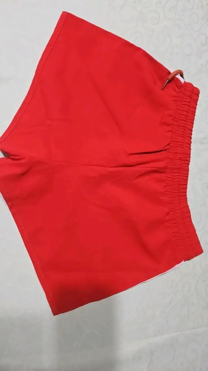 Shorts deportivos rojos con rayas - 2