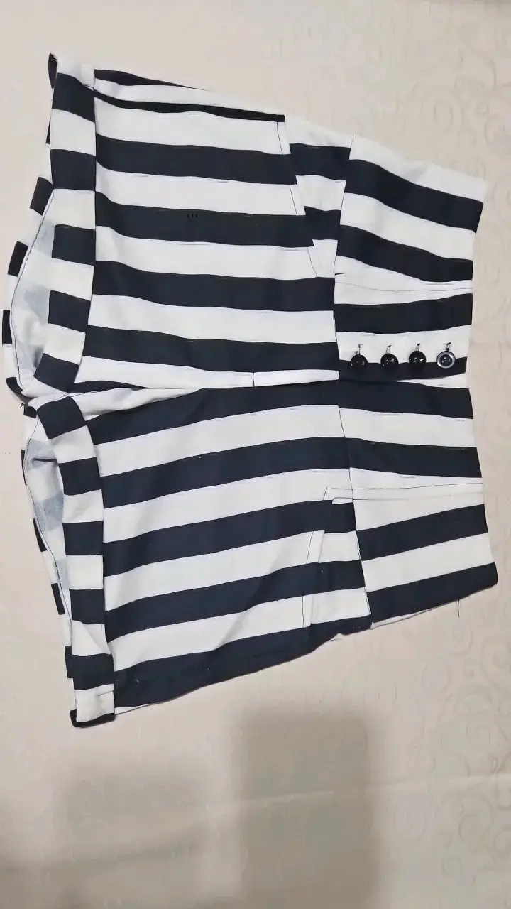 Short a rayas blanco y negro elegante - 1