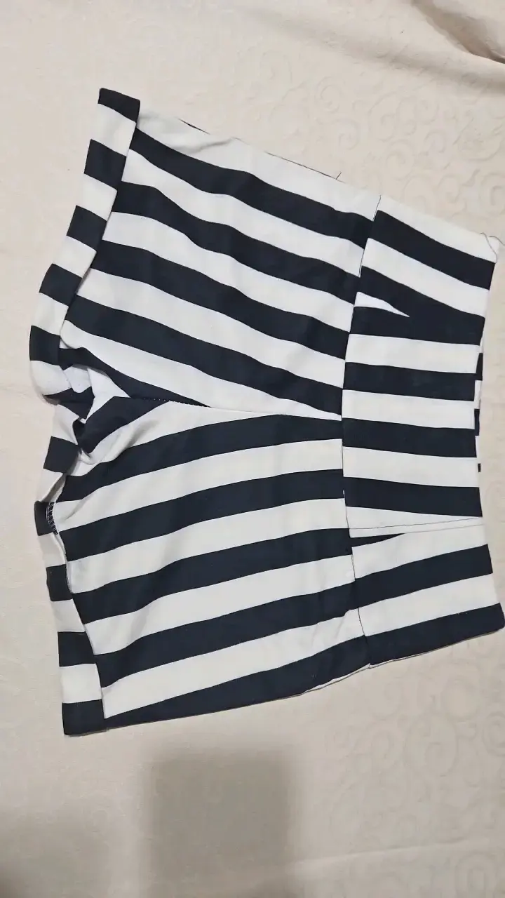 Short a rayas blanco y negro elegante - 2