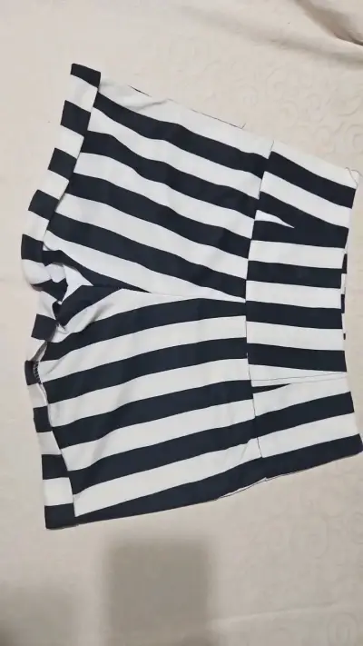 Short a rayas blanco y negro elegante - miniatura 2