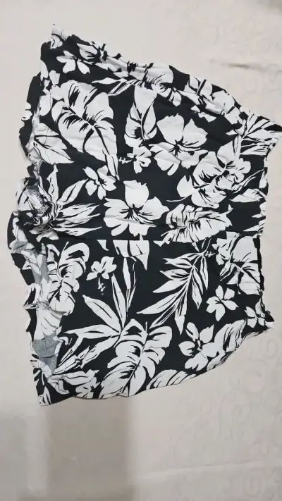 Shorts de playa estampado floral blanco y negro - miniatura 1