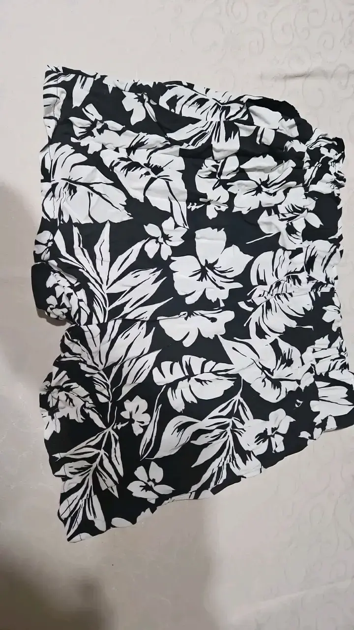 Shorts de playa estampado floral blanco y negro - 2