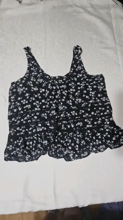 Blusa negra con estampado floral - miniatura 1