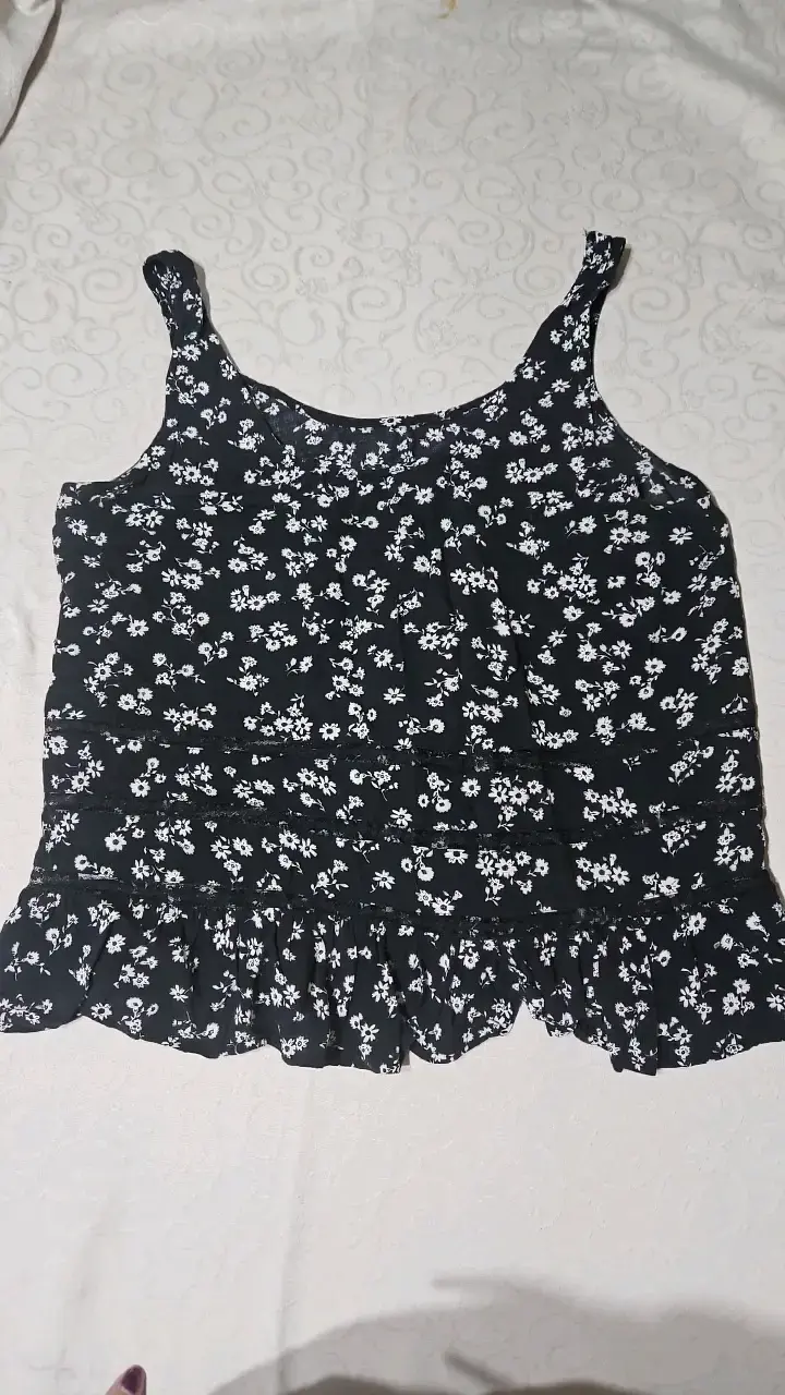 Blusa negra con estampado floral - 2