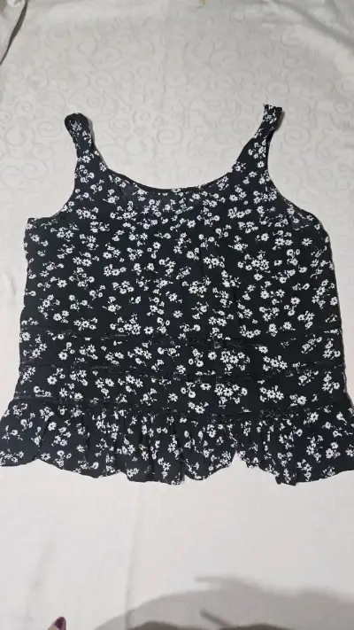 Blusa negra con estampado floral - miniatura 2