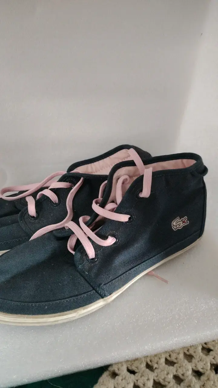 Zapatillas casuales azul marino con cordones rosados