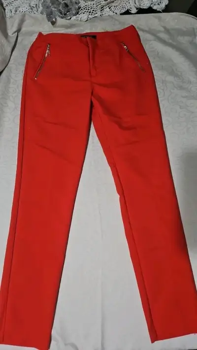 Pantalones rojos con cierre metálico - miniatura 1