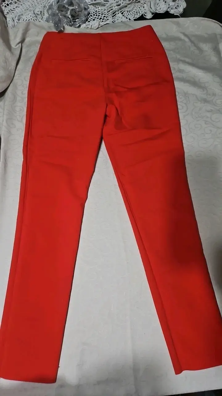 Pantalones rojos con cierre metálico - 2