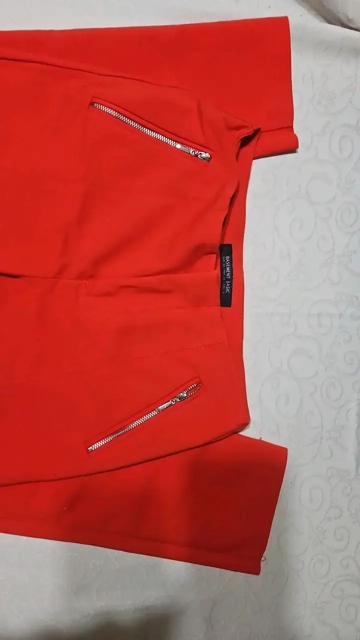 Pantalones rojos con cierre metálico - 3