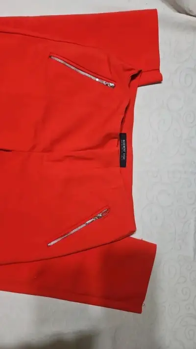 Pantalones rojos con cierre metálico - miniatura 3