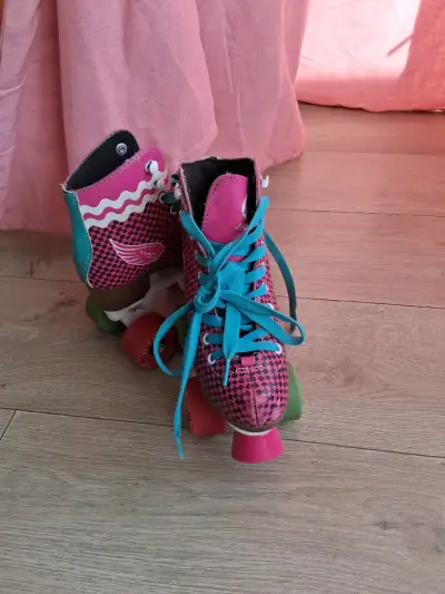 Patines retro de cuatro ruedas rosa y azul - miniatura 1
