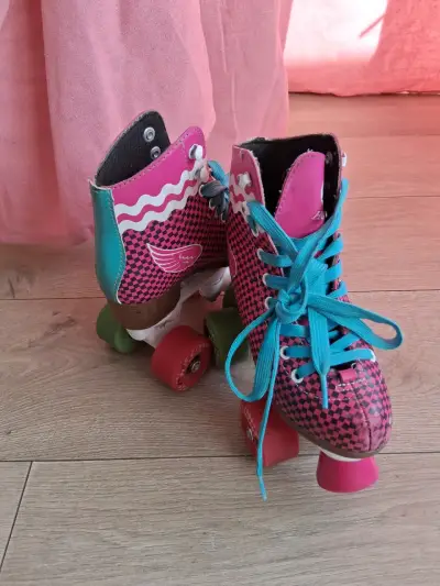 Patines retro de cuatro ruedas rosa y azul - miniatura 2