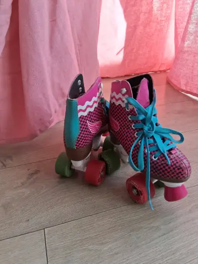 Patines retro de cuatro ruedas rosa y azul - miniatura 3