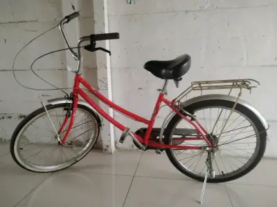 Bicicleta vintage Oxford roja con parrilla - miniatura 1