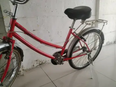Bicicleta vintage Oxford roja con parrilla - miniatura 3