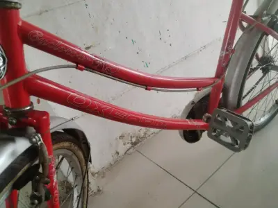 Bicicleta vintage Oxford roja con parrilla - miniatura 4