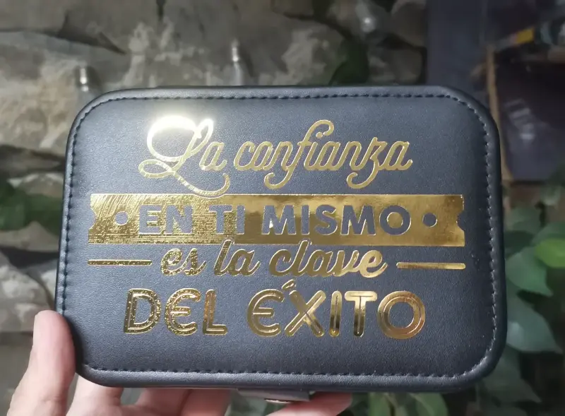 Joyero negro con frase motivacional dorada - 1