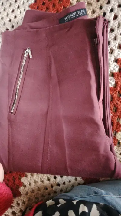 Pantalones Basement Basic burdeos con cierre - miniatura 1
