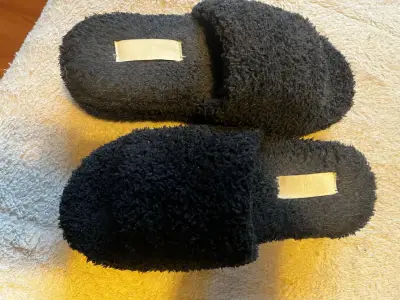 Pantuflas negras de felpa cómodas - miniatura 1